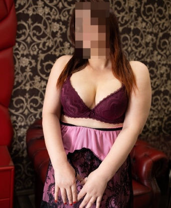 Воплощаю твои фантазии в реальность, подарю незабываемые моменты страсти. 💋 Мои услуги включают классический секс, оральные ласки, эротический массаж и многое другое. 🌹 Живу в Москве, и моя квартира окунет нас в уют и комфорт. У меня есть множество отзывов, которые гарантируют мою профессиональность и умение удовлетворить любые твои желания. 🌟 На фото - я, настоящая индивидуалка, без фотошопа и фальши. Жду твоего звонка, милый! 💋📞 Александра